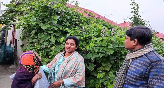 নাজিরপুরে আশ্রয়ন প্রকল্পে ইউএনওর শীতবস্ত্র বিতরণ