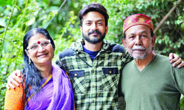 অভিনয়ে ব্যস্ত পুরো পরিবার