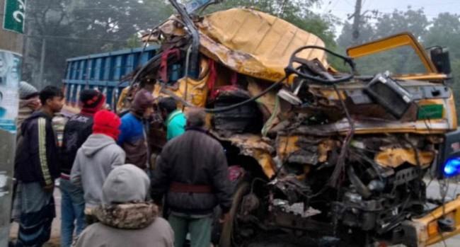 বগুড়ার বাস-ট্রাকের মুখোমুখি সংঘর্ষে হতাহত ১১