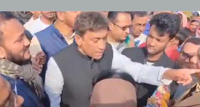 স্কুলছাত্রদের নিয়ে শিক্ষিকার দেয়া ফুলের মালা ছিড়ে ফেললেন এমপি