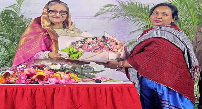 প্রধানমন্ত্রীর সাথে গণভবনে দেখা করলেন মেয়র আইভী