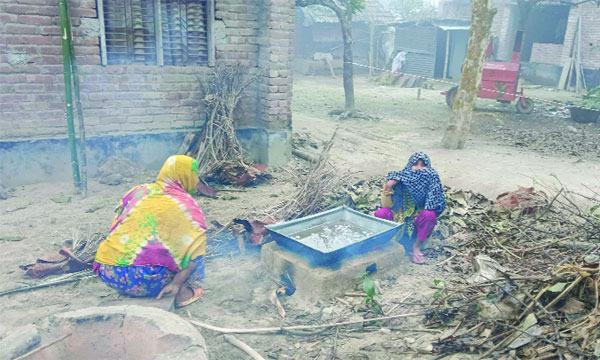 চৌগাছায় শীতে বেড়েছে খেজুরের রস, উৎপাদন হবে কোটি টাকার গুড়-পাটালি
