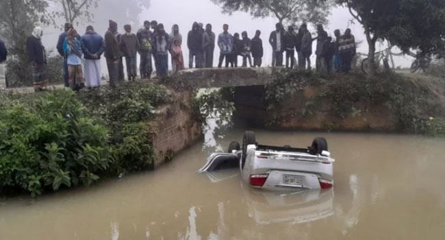 শ্রীপুরে প্রাইভেটকার নিয়ন্ত্রণ হারিয়ে নিহত ১