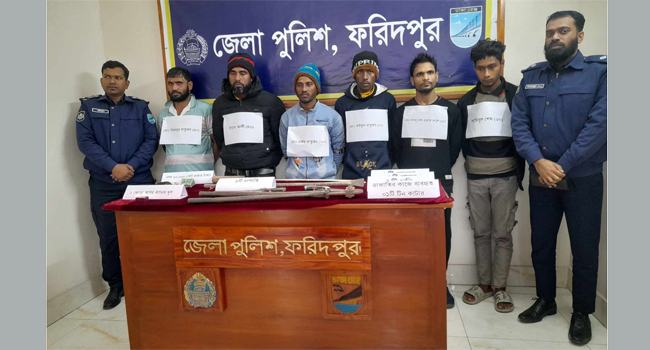 সালথায় ৩ বাড়িতে ডাকাতি, মালামালসহ গ্রেফতার ৬