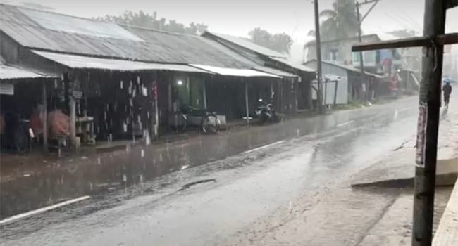 বেতাগীতে ঠান্ডা বাতাস ও বৃষ্টিতে কনকনে শীত, জনজীবন বিপর্যস্ত