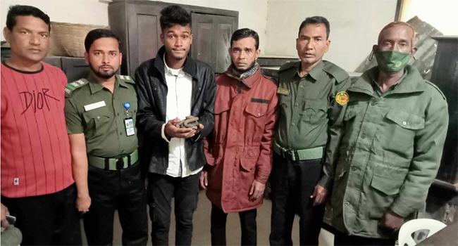 জামালপুরে রেললাইনের স্লিপার প্লেট খোলার সময় যুবক আটক