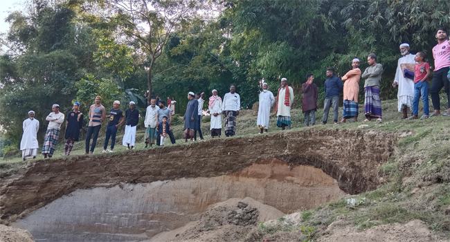 দোয়ারাবাজারে বেড়িবাঁধ ভেঙে বালু বিক্রি বন্ধের দাবিতে এলাকাবাসীর মানববন্ধন