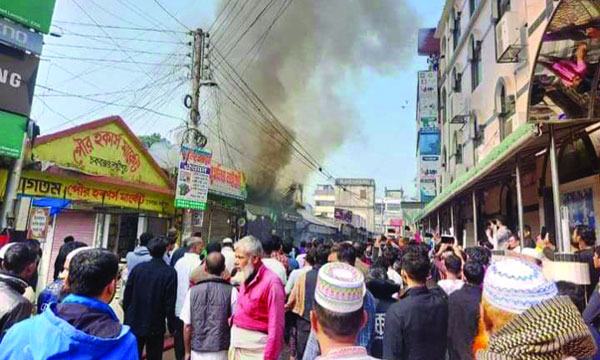 লক্ষ্মীপুর পৌর হকার্স মার্কেটে অগ্নিকাণ্ড