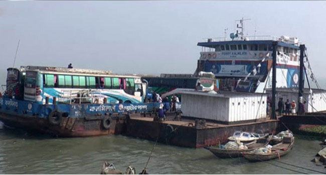 ৭ ঘণ্টা পর দৌলতদিয়া নৌ-রুটে ফেরি চালাচল স্বাভাবিক