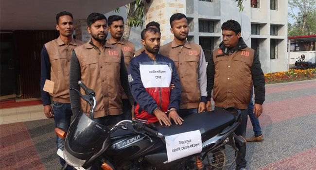 পিরোজপুরে আদালতে হাজিরা দিতে এসে পুলিশের মোটরসাইকেল চুরি করল আসামি