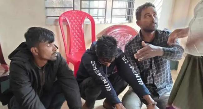 ঈদগড় থেকে রিভলবার ও গুলিসহ ৩ অস্ত্র ব্যবসায়ী আটক