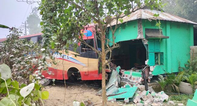 ভূরুঙ্গামারীতে নিয়ন্ত্রণ হারিয়ে ঘরের ভেতরে ঢুকে পড়লো বাস