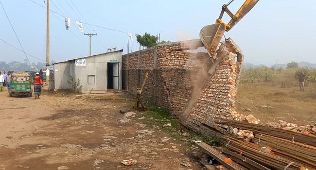 গজারিয়ায় বিআইডব্লিউটিএ-এর উচ্ছেদ অভিযানে হামলা, গুলিবিদ্ধসহ আহত ৬