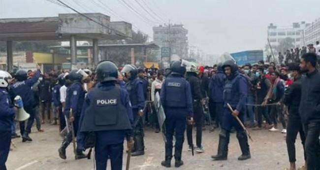 গাজীপুরে শ্রমিক অসন্তোষ, পুলিশের সাথে ধাওয়া-পাল্টা ধাওয়া