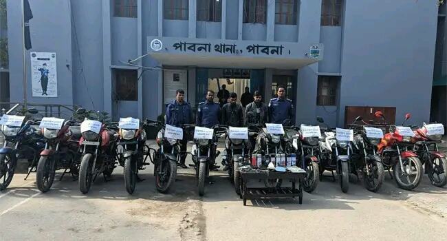 পাবনায় ১৩টি চোরাই মোটরসাইকেলসহ আন্তঃজেলা চোরচক্রের ২ সদস্য আটক