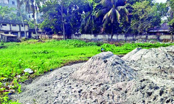 বরিশালে সরকারি প্রতিষ্ঠানই রাতের আঁধারে ভরাট করছে পুকুর