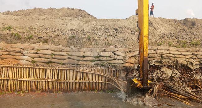 ধলেশ্বরীতে ইটভাটার গাইড ওয়াল বাশের পাইলিংসহ ৪১টি অবৈধ উচ্ছেদ