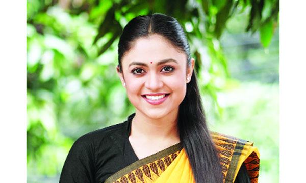 ‘বড় বোন’ হিসেবে মুগ্ধতা ছড়াচ্ছেন অলংকার