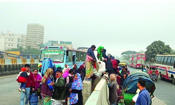 ঝুঁকি নিয়ে ডিভাইডার টপকে ঢাকা-চট্টগ্রাম মহাসড়ক পার হচ্ছেন  যাত্রীরা