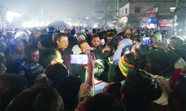 গাজীপুরে মহাসড়ক অবরোধ করে বিক্ষোভ ও ভাঙচুর
