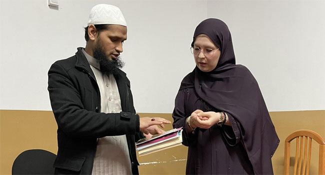 বার্সালোনায় বাংলাদেশী আলেমের কাছে আরো ১ তরুণীর ইসলাম গ্রহণ