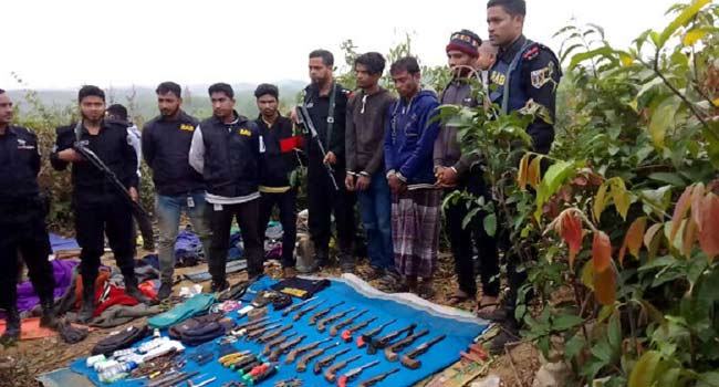 উখিয়ায় বিপুল সংখ্যক অস্ত্রসহ আরসার ৩ সদস্য আটক