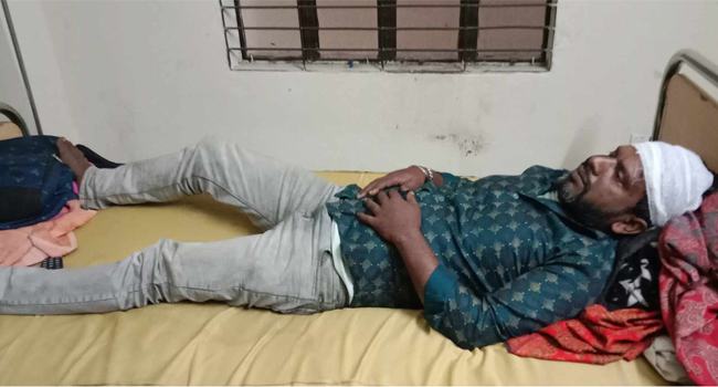 স্কুলছাত্রীকে উত্যক্তের প্রতিবাদ করায় বাবা-মাকে পিটিয়ে জখম