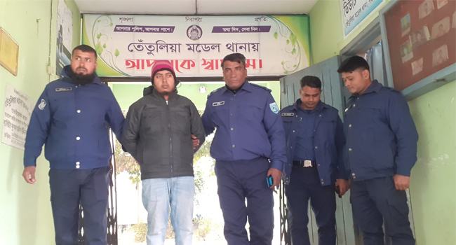 তেঁতুলিয়া থানা পুলিশের অভিযানে ২০ মামলার পলাতক আসামি গ্রেফতার