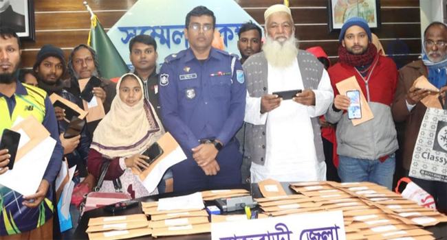 হারানো ও চুরি হওয়া ৭১টি মোবাইল মালিকদের ফেরত দিল রাজবাড়ীর পুলিশ