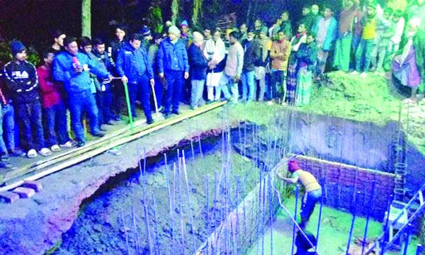সড়কেই সেপটিক ট্যাংক বানালেন আ’লীগ নেতা :  ১ লাখ টাকা জরিমানা