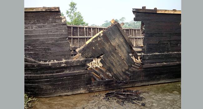 শরণখোলায় গোলাপাতার বাওয়ালী নৌকায় আগুন