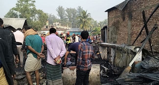 নোয়াখালীতে আগুনে পুড়ে ৬ দোকান ছাই