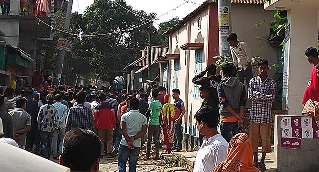 গাজীপুরে নতুন কাঠামো অনুযায়ী বেতন পরিশোধের দাবিতে জুতা শ্রমিকদের বিক্ষোভ