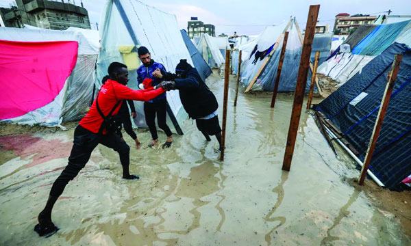 ভারী বর্ষণে গাজার আশ্রয়শিবির প্লাবিত রোগ ছড়ানোর শঙ্কা