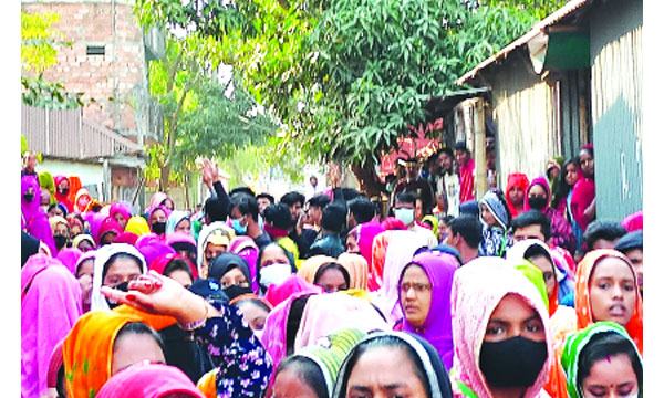 গাজীপুরে নতুন কাঠামো অনুযায়ী বেতন দাবিতে শ্রমিকদের বিক্ষোভ