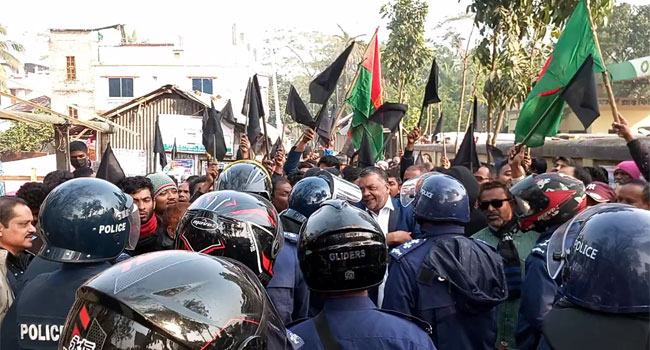 ঝালকাঠিতে বিএনপির কালো পতাকা মিছিল পুলিশি বাঁধায় পণ্ড