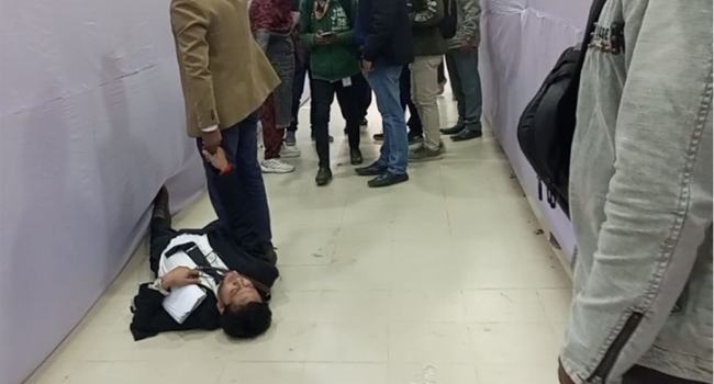 নারায়ণগঞ্জ বার নির্বাচন : কারচুপির অভিযোগ তোলা প্রার্থী ধস্তাধস্তিতে অচেতন