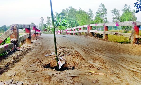 মেলান্দহে সেতুর মাঝখানে গর্ত ঝুঁকিতে যানবাহন চলাচল