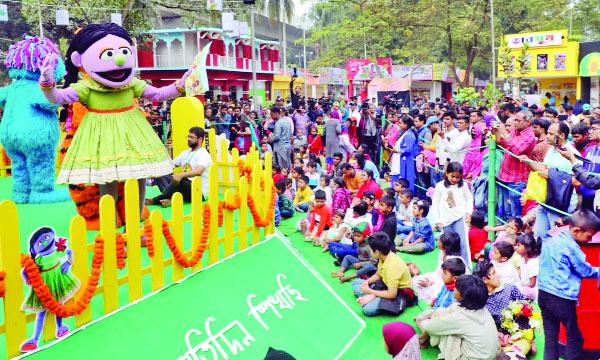 প্রথম ছুটির দিনেই লোকারণ্য বইমেলা