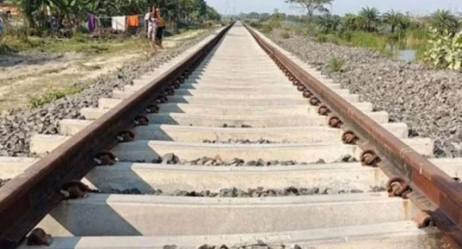 পাবনায় ট্রেনে কাটা পড়ে যুবকের মৃত্যু