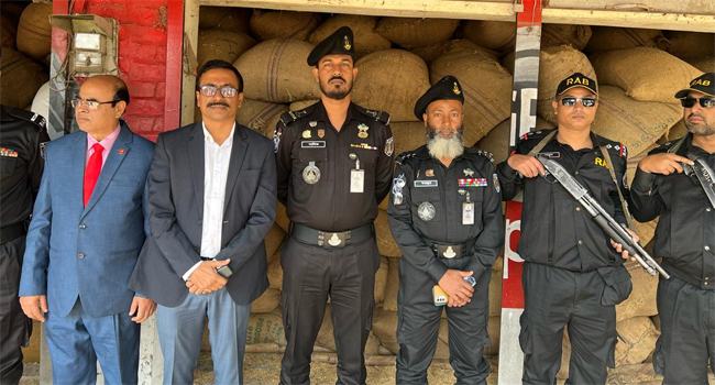 জয়পুরহাটে অবৈধভাবে ধান মজুদ করায় ব্যবসায়ীকে জরিমানা