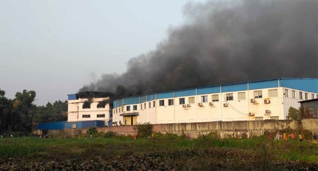 শ্রীপুরে মোজা তৈরির কারখানায় আগুন