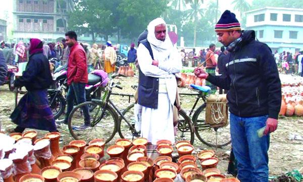 জমে ওঠেছে সরোজগঞ্জের গুড়ের হাট
