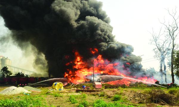 নারায়ণগঞ্জে বিআইডব্লিউটিএর গোডাউনে ভয়াবহ অগ্নিকাণ্ড