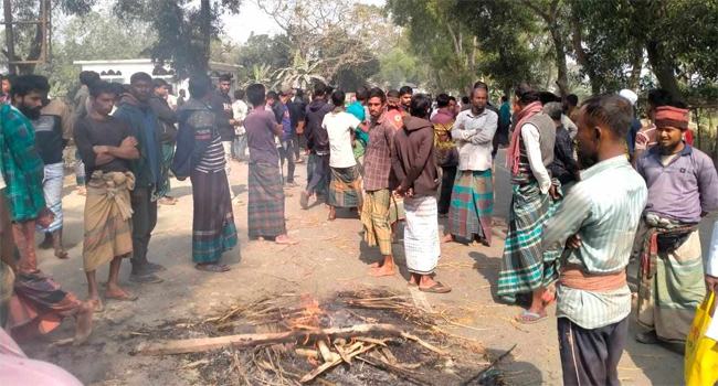 ঈশ্বরগঞ্জে ইটভাটায় অভিযান, প্রতিবাদে শ্রমিকদের সড়ক অবরোধ