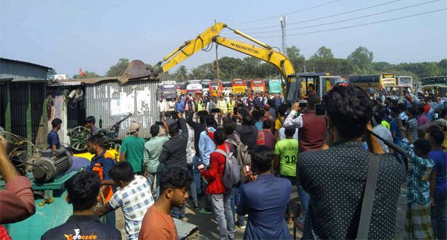 দৌলতদিয়ায় বিআইডব্লিউটিএর জায়গায় স্থাপিত দুই শতাধিক দোকান ও স্থাপনা উচ্ছেদ