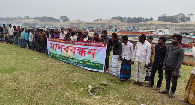 জামালগঞ্জে নৌ-পথে চাঁদাবাজি বন্ধের দাবিতে মানববন্ধন