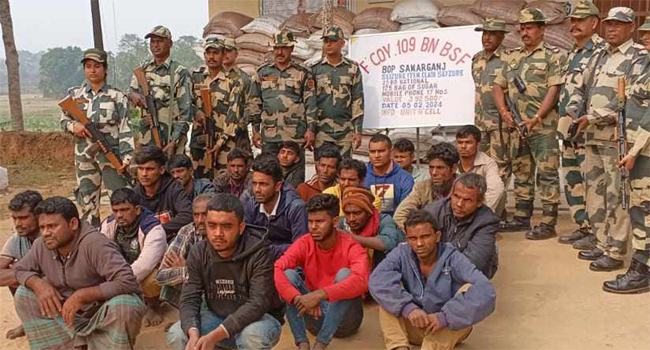 ছাগলনাইয়া সীমান্ত থেকে ২৬ বাংলাদেশীকে ধরে নিয়ে গেছে বিএসএফ