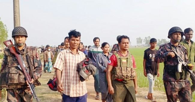 সীমান্তে অস্ত্রসহ আটক ২৪,  গুলিবিদ্ধ ৫ বাংলাদেশী
