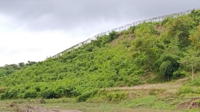 সীমান্তের ১৩ গ্রামের হাজারো মানুষ ঘর ছেড়েছে, বেড়েছে চোরের উপদ্রব